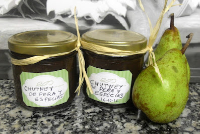 Tarros de chutney de pera y especias.