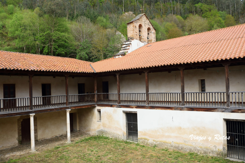 Claustro de Bárcena del Monasterio