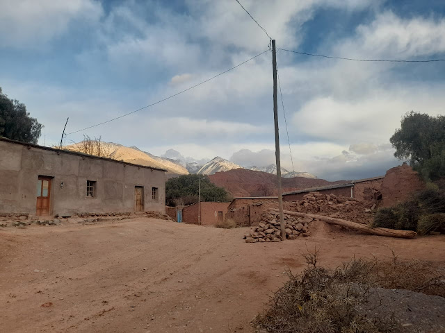 Heute ist Schnee auf den Bergen bei Esmoraca Bolivien gefallen.