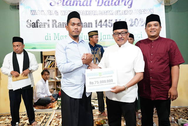 Safari Ramadhan, Jefridin Serahkan Bantuan Sebesar Rp 75 Juta untuk Pembangunan Masjid Nurul Jannah