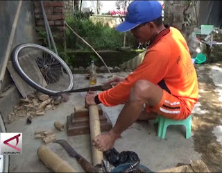 (Antara)-Bermula dari kegiatan mengisi waktu luang, seorang warga Magetan, Jawa Timur, kini justru dikenal karena aktivitasnya tersebut. Yakni memanfaatkan batang pohon bambu untuk dijadikan sepeda.