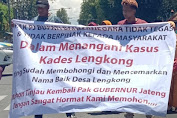 Warga Desa Lengkong Kecamatan Rakit Demo Terkait Kepala Desa Selingkuh Masyarakat Minta Di Turunkan Jabatan Sebagai Kepala Desa Lengkong karena perselingkuhan