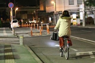 自転車に乗る女性