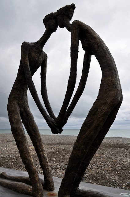 étrange été, bashung, novice, christophe conte, album novice, sculpture first love, charlelie couture, lafayette charlelie, attentats france, crève-coeur, Irakli Tsuladze, bord de mer, plage, vacances