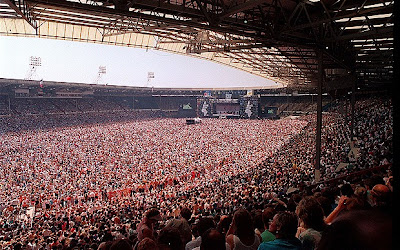 82 mil pessoas lotam o Wembley Stadium, em Londres, durante o Live Aid.