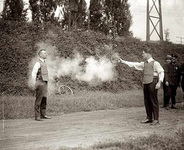 Тестирование нового пуленепробиваемого жилета, 1923 г.