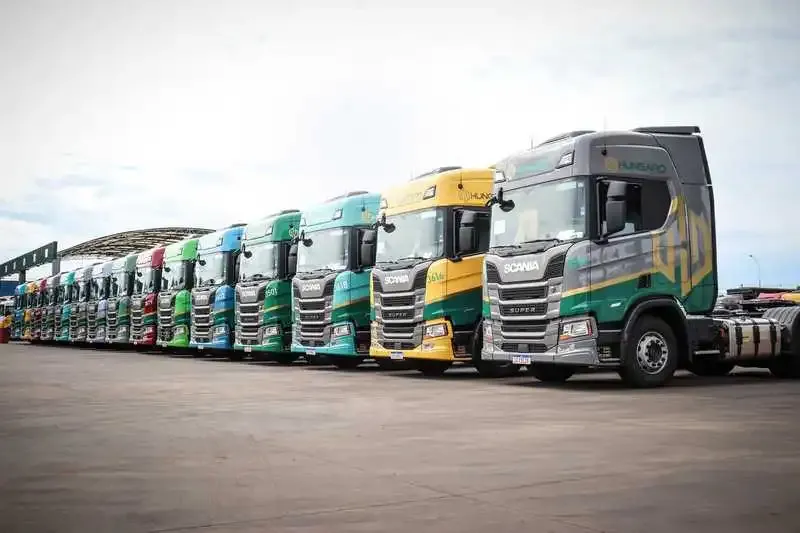 Frota de caminhões Scania SUPER adquridos pela Hungaro Transportes