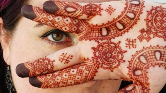 hukum memakai henna  dalam Islam