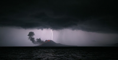 Volcán Krakatoa en las Islas  Java y Sumatra, Indonesia.