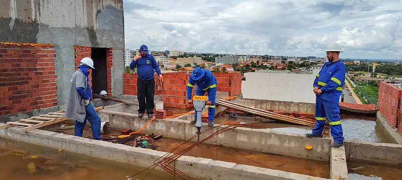 Após ser constatado o acúmulo da água na cobertura, as equipes do GDF furaram a laje para que a água escoasse para fora do prédio | Fotos: Lúcio Bernardo Jr./ Agência Brasília