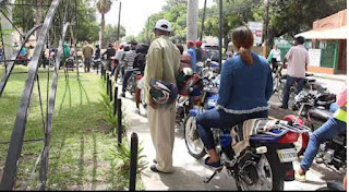 Quejas y largas filas en registro de motocicletas en San Juan