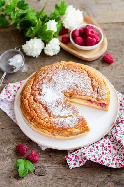 Gâteau magique aux framboises et amaretti