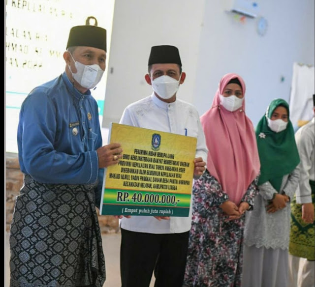Gubernur Kepri Menyerahkan Bantuan Sebesar Rp. 736 Juta untuk Merenovasi Masjid At-Taqwa Desa Penuba