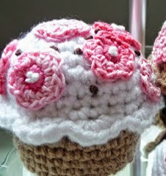 http://blog.bichus.es/2013/06/patron-amigurumi-gratis-cup-cakes.html