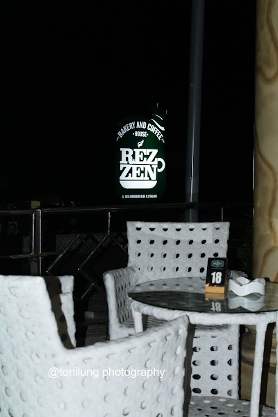 rezzen cafe malang at night