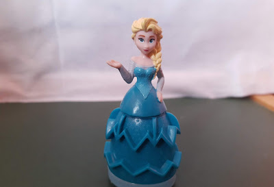 Miniatura de plástico, boneca Elsa com moldes para massinha do kit play oh do desenho Frozen Disney que viria com massinha com glitter  9,5cm de altura R$ 12,00