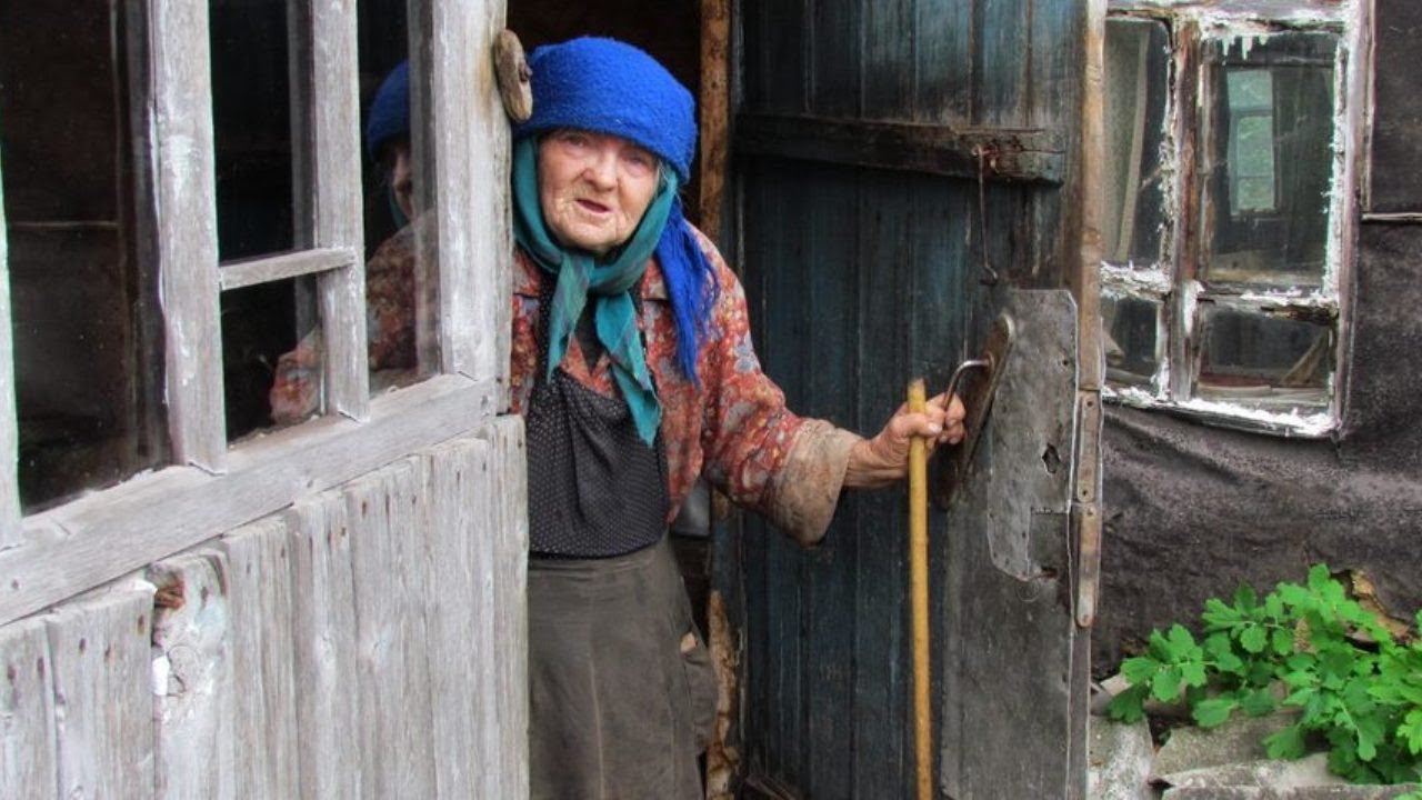 Сколько старухи живут. Бабушки в заброшенных деревнях. Жители заброшенных деревень России. Брошенные старики в деревнях. Люди в заброшенных деревнях.