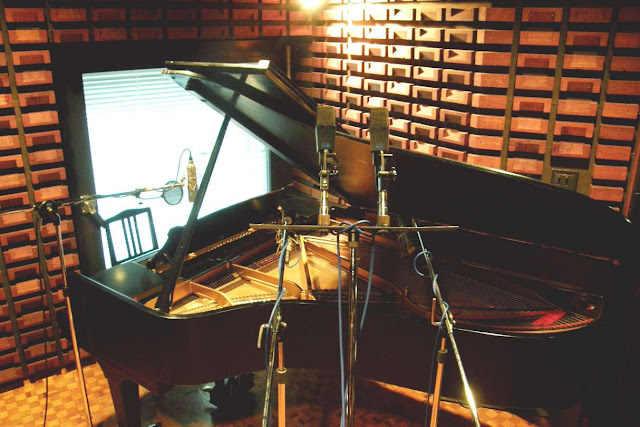 実際のスタジオでのピアノレコーディング写真