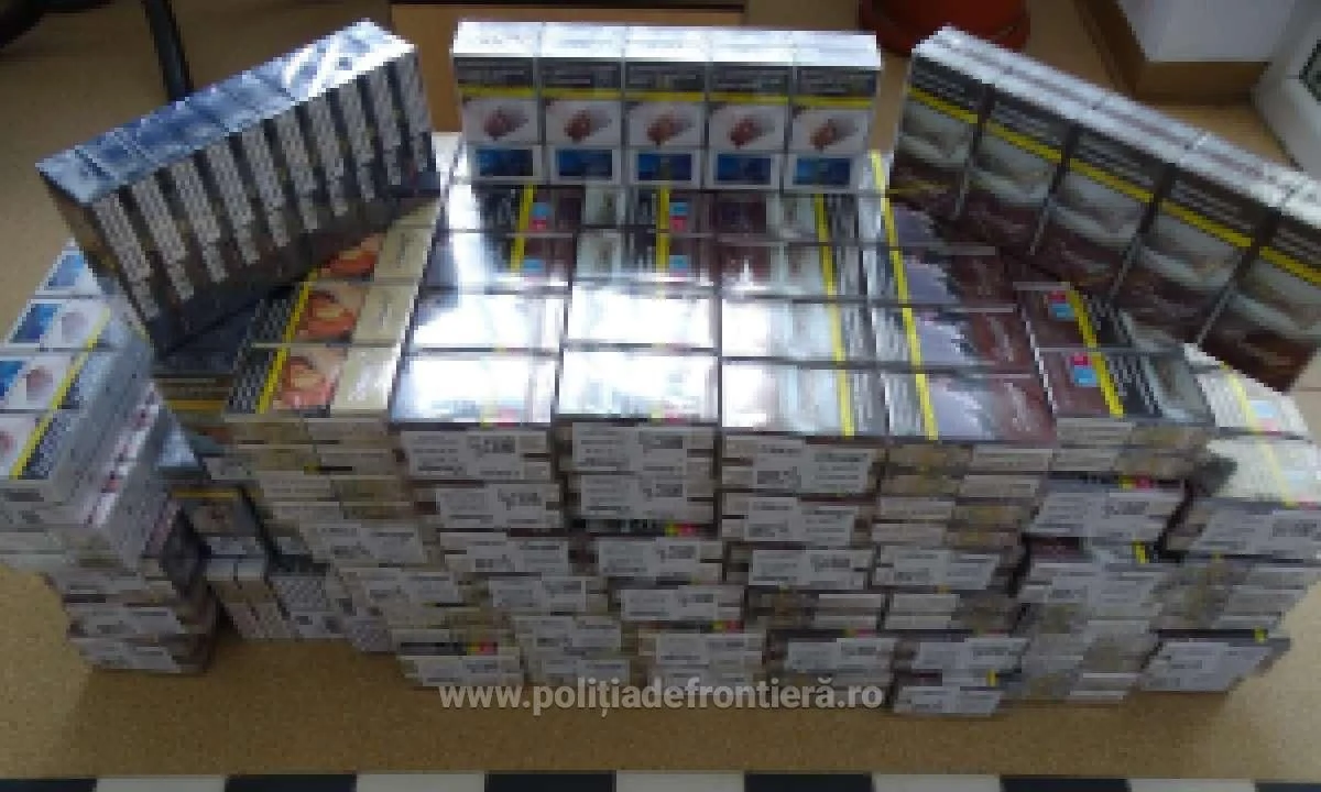 11.000 de țigarete ascunse printre bagaje, descoperite într-un microbuz la PTF Calafat