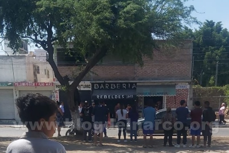 Ataque armado a barbería "Rebeldes" de Celaya, Guanajuato deja un muerto y un herido, los Sicarios corrieron del lugar a varios jóvenes