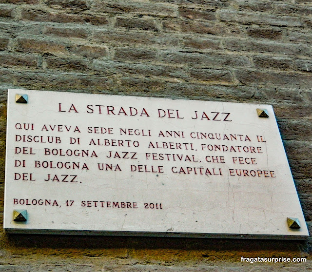 Placa de rua lembra a importância do Jazz em Bolonha, Itália