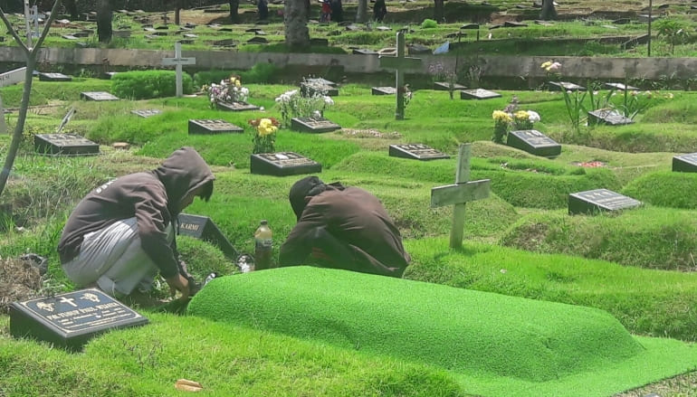 Cara Pasang Rumput Sintetis di Makam