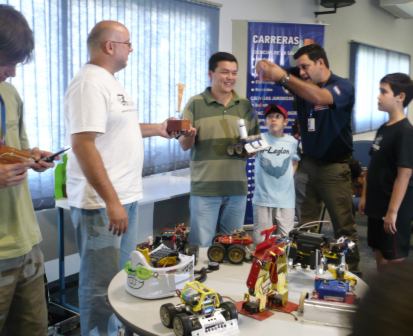 Exitosa competencia de sumo de robots