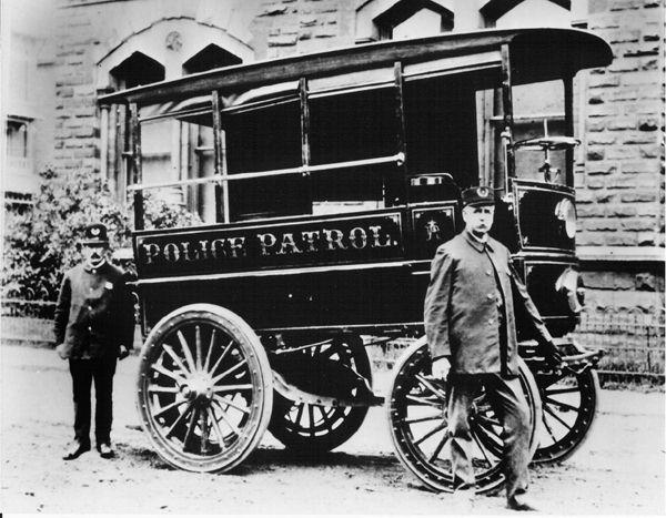 Первый полицейский автомобиль