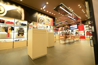 Green Pear Diaries, interiorismo, retail, Ferrari, flagship store, Dubai Mall, Dubai