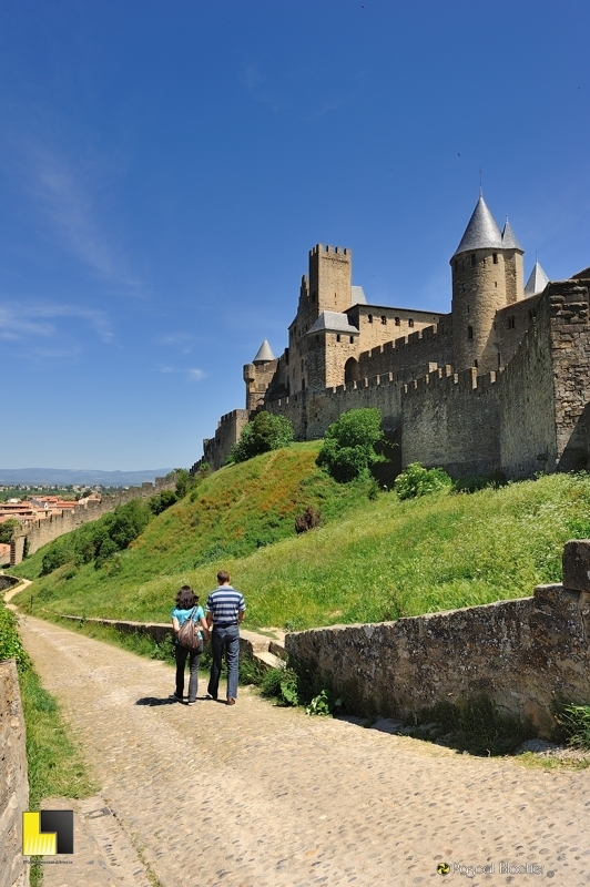 Départ de la cité médiévale de Carcassonne par la porte de l'Aude photo pascal blachier