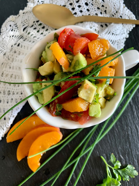 Sommerfruchtiger Avocado-Salat #Rezept #glutenfrei #vegan, Sommersalat, frisch, leicht , einfach, Vorspeise, Aprikosen, Tomaten, Kräuter