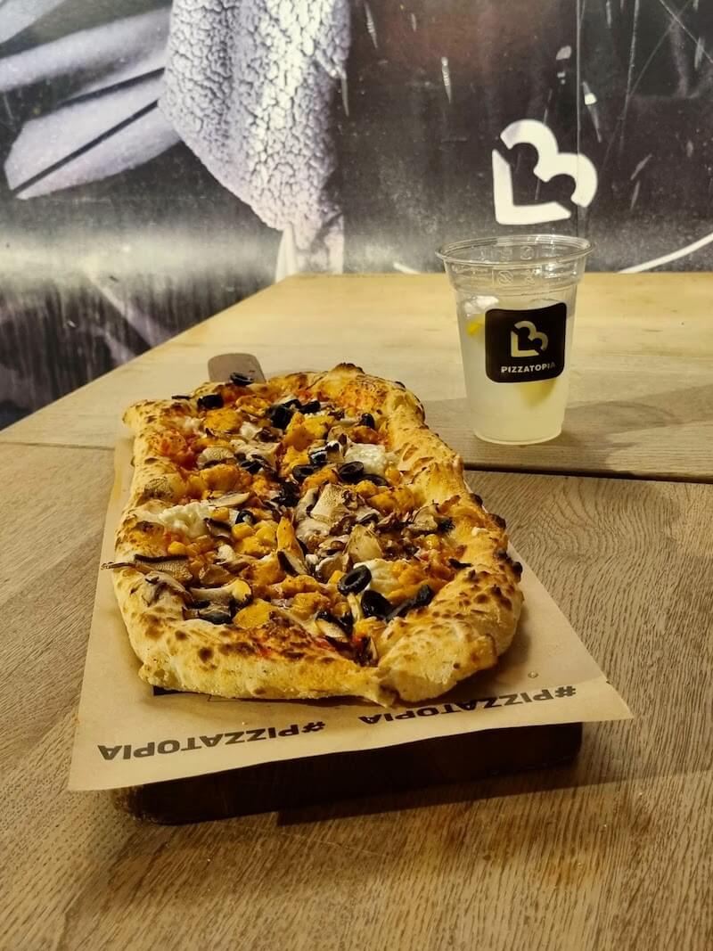 Pizza w pizzerii Pizzatopia w Krakowie, stół i fragment wnętrza - ranking najlepsza pizza w Krakowie