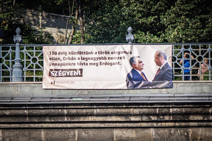 Erdogant, „Szégyen” feliratú molinóval várta a Momentum
