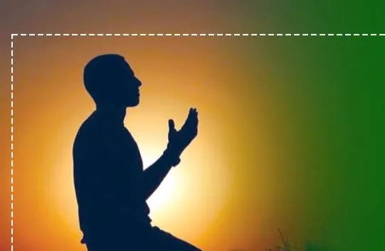 الدليل الشامل للحج والعمرة التوبة إلى الله جل وعلا من جميع الذنوب كبيرها وصغيرها، ظاهرها وباطنها واجبة على كل مسلم في كل حين، لكن لتجديدها قبل العبادات كالصلاة والصوم والزكاة والحج والعمرة؛ أهمية خاصة إذ التوبة من أسباب تهيئة القلب والأمر كما قيل: التخلية قبل التحلية).  فتخلية القلب وتطهيره من ذنوب الشهوات والشبهات لها فوائد، منها:  أولاً: تجعل القلب مستعدًا ومهيئًا للقيام بتلك العبادات، مقبلاً على ربه جل وعلا وذلك لزوال حجب الذنوب عنه، يقول ابن قدامة رحمه الله تعالى: (إن الذنوب حجاب عن المحبوب، والانصراف عما يبعد عن المحبوب (واجب). ثانيا: يكون القلب مستعدًا ومهينًا لما يوضع فيه من «تحلية» وخير؛ يقول ابن القيم رحمه الله تعالى: (قبول المحل لما يوضع فيه مشروط بتفريغه من ضده، وهذا كما أنه يكون في الذوات والأعيان، فكذلك هو في الاعتقادات والإرادات.... فلذلك القلب المشغول بمحبة غير الله وإرادته والشوق إليه والأنس به لا يمكن شغله بمحبة الله وإرادته وحبه والشوق إلى لقائه، إلا بتفريغه من تعلقه بغيره)  فالقلب إذا كان مشغولاً بالشهوات أو الشبهات لم يكن قابلاً ومتهيئًا لما يرده من معان إيمانية ونفحات ربانية. وأما التوبة قبل الحج - ويدخل في ذلك العمرة- فقد حث أهل العلم عليها، ورغبوا فيها، يقول ابن قدامة رحمه الله تعالى: (ينبغي لمن أراد الحج أن يبدأ بالتوبة، ورد المظالم، وقضاء الديون، وإعداد النفقة لكل من تلزمه نفقته إلى وقت الرجوع، ويرد ما عنده من الودائع). وتتبين أهمية التوبة قبل الحج والعمرة في أمور عدة، منها:   أولاً: أن قول النبي علي الي الاول : ( من ) حج هذا البيت ولم يرفث ولم يفسق خرج من ذنوبه كيوم ولدته أمه). وقوله  «صَلَّى اللَّهُ عَلَيهِ وَسَلَّم» : ( العمرة إلى العمرة كفارة لما بينهما، والحج المبرور ليس له جزاء إلا الجنة) . لا يشمل تكفير الكبائر، إذ الكبائر لا بد لها من توبة، وهذا القول هو قول جمهور أهل العلم، كما نقل ذلك الإمام النووي، والإمام ابن عبد البر، رحمهما الله تعالى. وقالت اللجنة الدائمة للبحوث العلمية والإفتاء: (فالحج وغيره من صالح الأعمال من أسباب تكفير السيئات، إذا أداها العبد على وجهها الشرعي، لكن الكبائر لابد لها من التوبة)  لما في صحيح مسلم عن أبي هريرة ، عن النبي «صَلَّى اللَّهُ عَلَيهِ وَسَلَّم» قال: (الصلوات الخمس والجمعة إلى الجمعة ورمضان إلى رمضان مكفرات لما بينهن إذا اجتنبت الكبائر ).  وذهب الإمام ابن المنذر - رحمه الله تعالى- من أهل العلم إلى أن الحج المبرور يكفر جميع الذنوب، لظاهر الحديثين المذكورين. ولكي يتحقق للمسلم تطهيره من الذنوب كلها صغيرها وكبيرها، ولتطمئن نفسه بخروجه من الخلاف في هذه المسألة، لابد له أن يتوب توبة نصوحًا من كبائر الذنوب الظاهرة والباطنة، وكذلك من التقصير في الواجبات الظاهرة والباطنة، عسى الله جل وعلا أن يخرجنا من ذنوبنا كيوم ولدتنا أمهاتنا.  ثانياً: إن التوبة النصوح من أسباب تطهير القلب من أدران الذنوب والمعاصي وتهيئته للسير في مدارج السالكين والرقي في درجات المقربين، إذ المعاصي والذنوب حجب وأقفال على القلب تمنعه وتثبطه عن السير إلى الله جل وعلا. فمتى ما تخفف العبد من أثقاله وزالت الحجب عن قلبه، سمت روحه، وعلت نفسه، فحينها يجد نشاطًا وإقبالاً على حجه أو عمرته، فيؤديهما كما ينبغي مستشعرًا أعمال القلوب في كل شعيرة من شعائرها. وعلى قدر قيام الحاج أو المعتمر بأعمال القلوب واستشعارها في أعمال الحج والعمرة تكون حلاوة العبادة ولذتها والأنس والطمأنينة والراحة في قلبه.  وأما من لم يتخلص من ذنوبه، فإنه يكون أسيرًا لها، حيث تكون حجبًا على قلبه قد تمنعه أو تقصر به عن القيام بأعمال القلوب في الحج أو العمرة ، وهذا له أثر في ضعف الشعور بلذة العبادة وراحتها والطمأنينة فيها.  والقلب إذا حجب بسبب الذنوب والمعاصي عن حلاوة الإيمان ولذة العبادة في شعائر الحج والعمرة؛ فقد تشغله نفسه بأشياء أخرى قد تكدر عليه حجه وعمرته. وفي نهاية هذا المبحث تجدر الإشارة إلى شروط التوبة النصوح:  ما كان في حق الله جل وعلا الأقلاع عن الذنب. الندم على فعله. العزم على عدم العودة إليه. ما كان في حق الآدميين: أن يرد المظالم إلى أهلها، إن كان لأحد عليه مظلمة من مال أو عرض أو غيبة أو بهتان أو نميمة أو غيرها. عن أبي هريرة رضي الله عنه عن النبي «صَلَّى اللَّهُ عَلَيهِ وَسَلَّم»  قال : ( من كانت له مظلمة لأخيه من عرضه أو شيء فليتحلله منه اليوم قبل أن لا يكون دينار ولا درهم إن كان له عمل صالح أُخِذَ منه بقدر مظلمته، وإن لم تكن له حسنات أُخذَ من سيئات صاحبه فحمل عليه) رواه البخاري رقم " 2449 ".  أن تكون التوبة في وقت المهلة؛ وذلك بأن تكون:  قبل غرغرة الموت. قبل طلوع الشمس من مغربها.