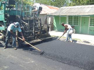 Paralizan asfaltado de calles en Barahona; Retiran de los barrios los camiones y  maquinarias