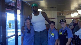 Shaquille O’Neal visits Waffle House