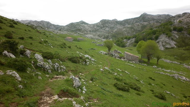 Ruta al Jultayo y Cuivicente desde el Lago Ercina pasando por el Refugio de Vega de Ario, en Picos de Europa.