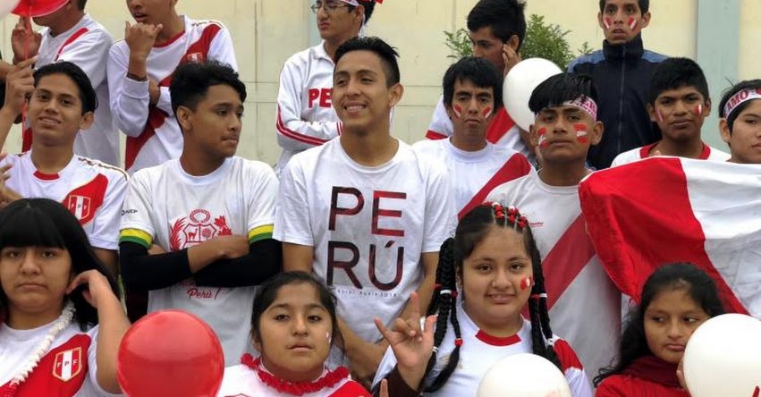 Estudiantes sordos interpretan el himno nacional en lengua de señas en apoyo a la selección