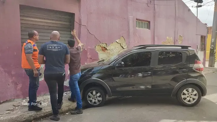 Carro bate em casa, populares detém dupla que estava no veículo e polícia os conduz para delegacia, em Juazeiro (BA)