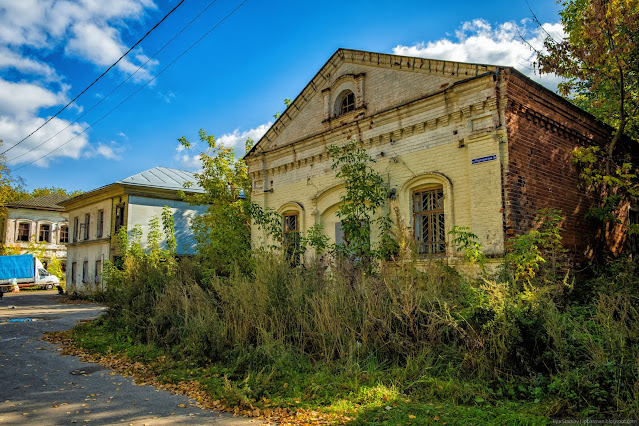 Старое, заброшенное кирпичное здание