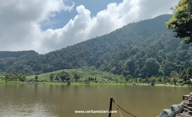 Pemandangan Telaga Saat Puncak Bogor dikelilingi bukit hijau dan langit cerah