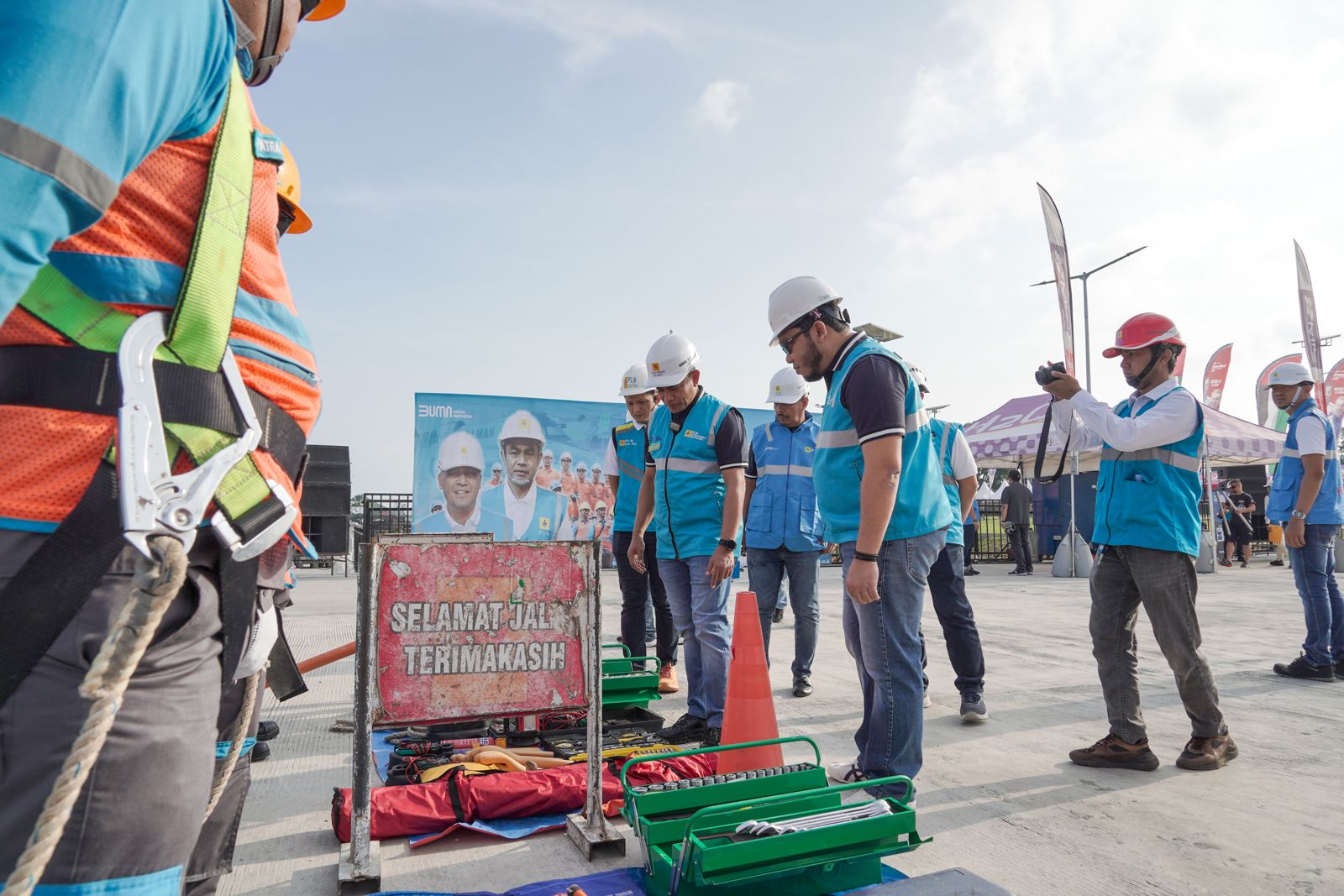 General Manager PLN UID Sumatera Utara Saleh Siswanto didampingi Senior Manager Distribusi Khairul Lingga (kanan) memastikan seluruh peralatan dalam kondisi lengkap dan andal untuk dipergunakan oleh petugas selama kejuaraan berlangsung (ist)
