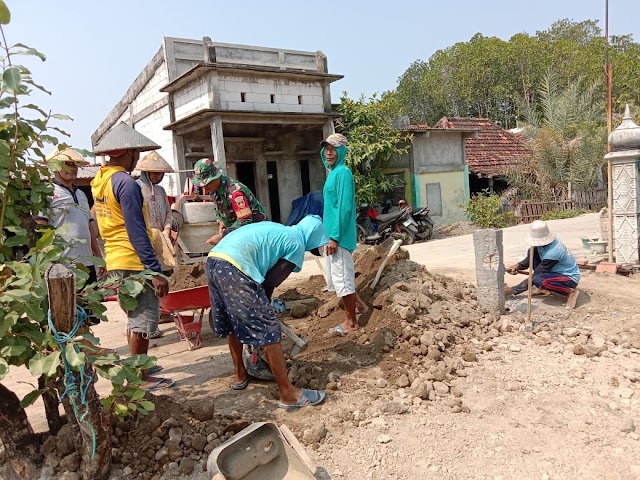 Babinsa Koramil 09/Karangtengah Laksanakan Karya Bakti Pengerasan Jalan Desa.