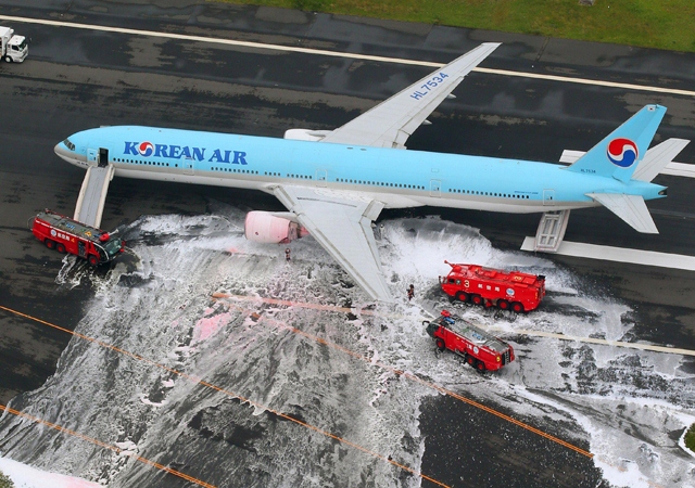 korean air boeing 777-300 engine fire