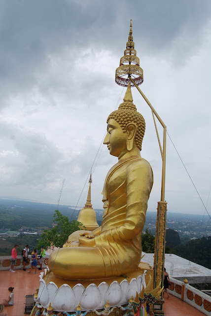 Большой Будда на вершине холма в комплексе Tiger Cave Temple, Krabi, Thailand.