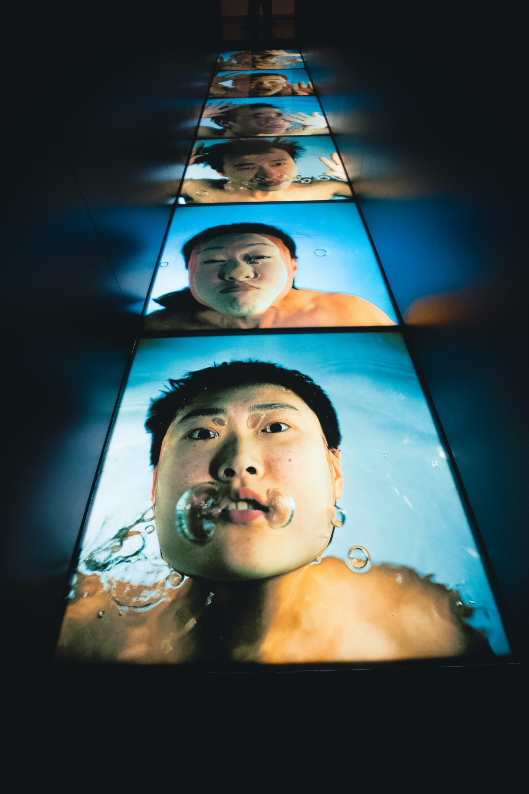 Множество портретов человека под водой