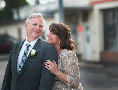 Padres de los novios sonriendo