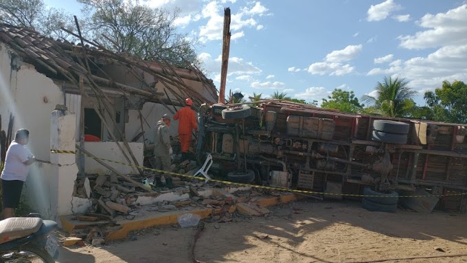 Caminhão atinge casa e imóvel desaba parcialmente em Limoeiro do Norte