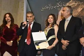 بالصور.. فيروز نبيل تحصل على الميدالية الذهبية في حفل الكتاب والإعلاميين