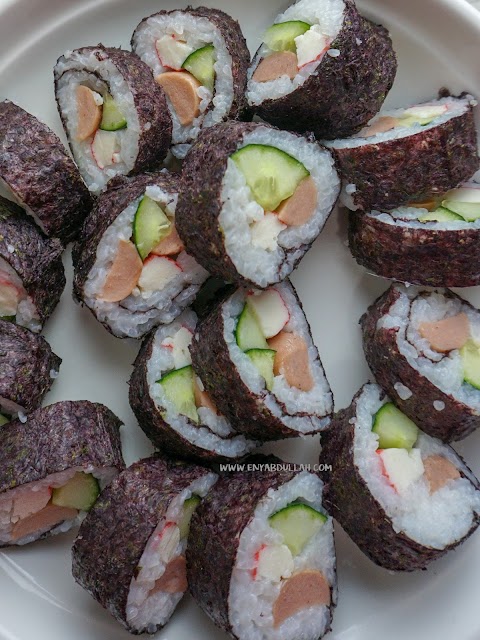 Cara Buat Sushi Mudah / Taruh nori diatas penggulung sushi, bagian nori yang mengkilap ada diposisi bawah 4.